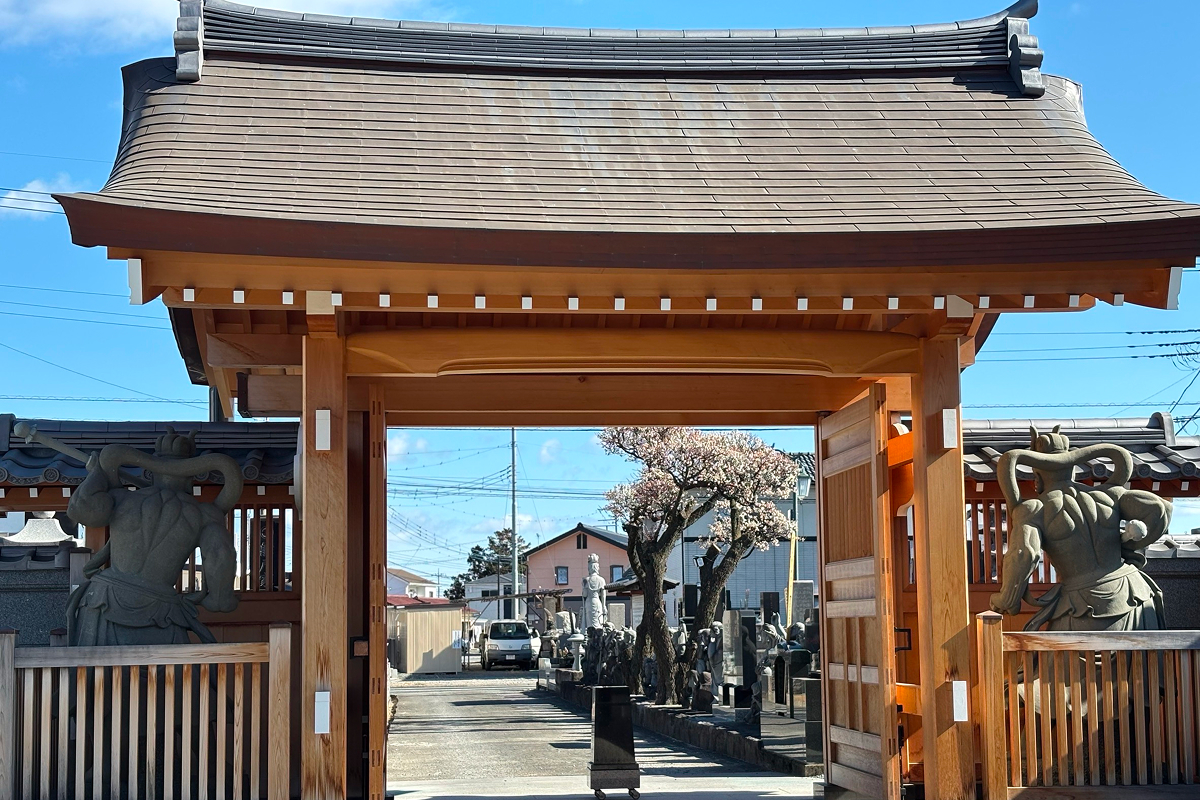 正　面