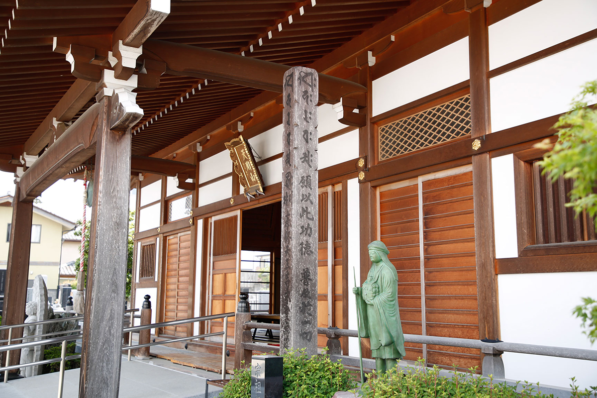 本堂と宗祖伝教大師像